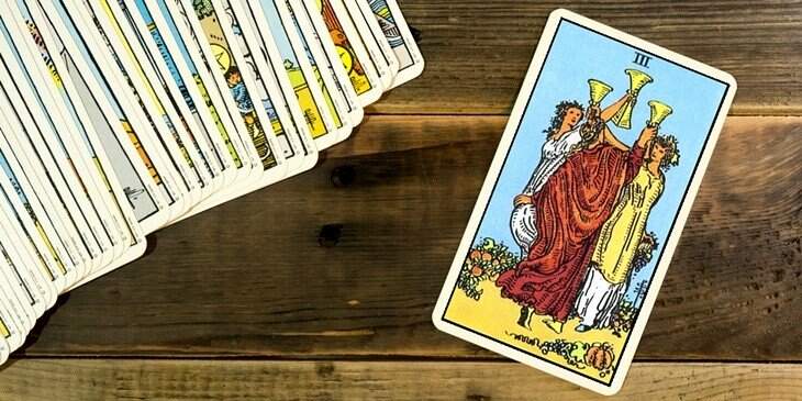 Imagem mostrando a carta de Tarot Três de Copas